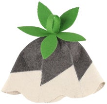 Bonnet de sauna gris et blanc avec d&eacute;corations en forme de feuilles.