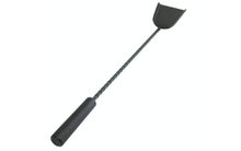 A-iron pelle &agrave; cendres noire avec manche en bois.