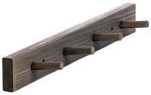 Pinetta pat&egrave;re en bois grise avec quatre crochets inclin&eacute;s.