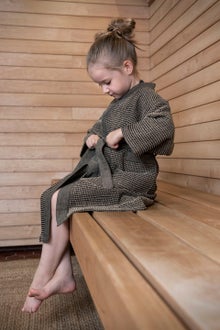 Peignoir de bain Rento Kenno marron sur un enfant.