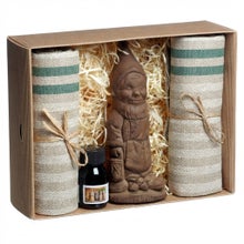 Sauna gnome goudronn&eacute; et serviettes pour banc de sauna &ndash; coffret cadeau, serviettes claires avec une rayure verte