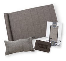Jokipiin Pellava Laituri coffret cadeau avec longue serviette pour banc de sauna, coussin et savon au goudron, dans une grande bo&icirc;te cadeau, naturel / noir