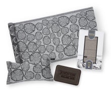 Jokipiin Pellava Pin coffret cadeau avec serviette pour banc de sauna, coussin de sauna et savon au goudron, dans une grande bo&icirc;te cadeau, blanc / noir