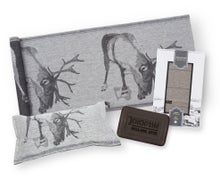 Jokipiin Pellava Renne coffret cadeau avec serviette pour banc de sauna, coussin de sauna et savon au goudron, dans une grande bo&icirc;te cadeau, blanc / noir