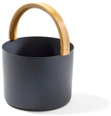 KOLO seau de sauna noir 2, poign&eacute;e en bambou vers le haut.