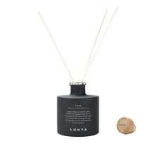 Parfum d&rsquo;int&eacute;rieur Luhta Home Tupa Cabane douillette dans un flacon de 200 ml, b&acirc;tonnets parfum&eacute;s et bouchon.