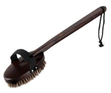 Brosse pour le corps en bambou fonc&eacute; avec manche amovible et cordon de suspension.